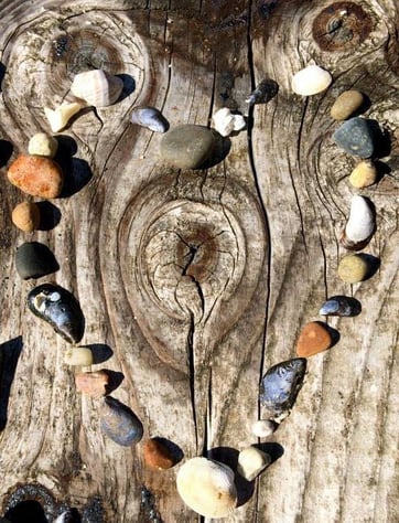 beach-rocks-heart